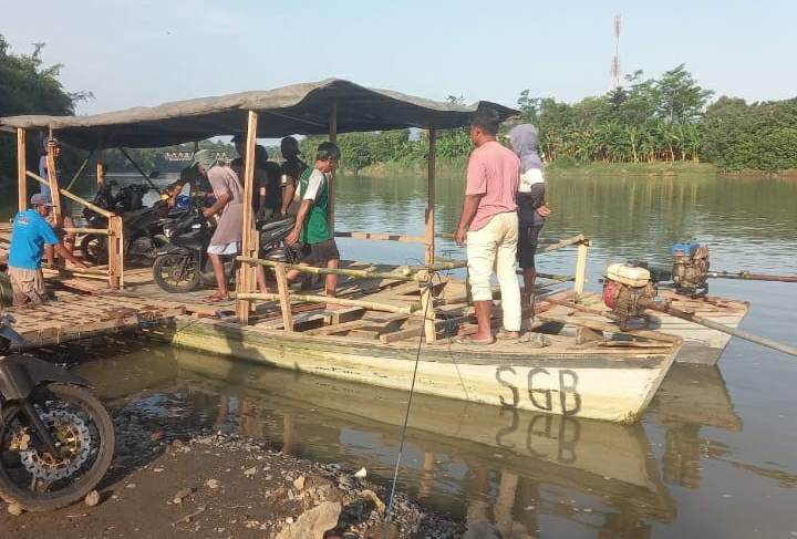 GURU DAN KARYAWAN SMK NEGERI 2 BANYUMAS NAIK PERAHU
