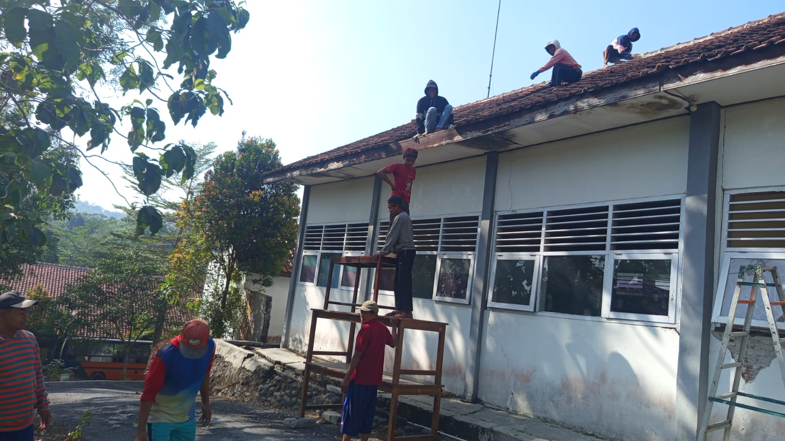 REHAP GEDUNG PERPUSTAKAAN DAN RUANG KELAS DI KALIORI